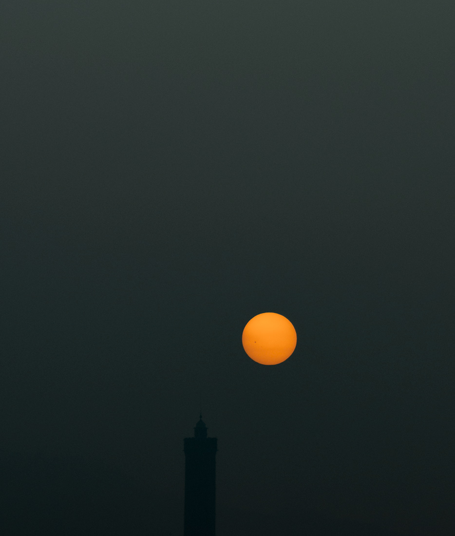 fotografia di Torre degli Asinelli al tramonto di Tommaso Battisti